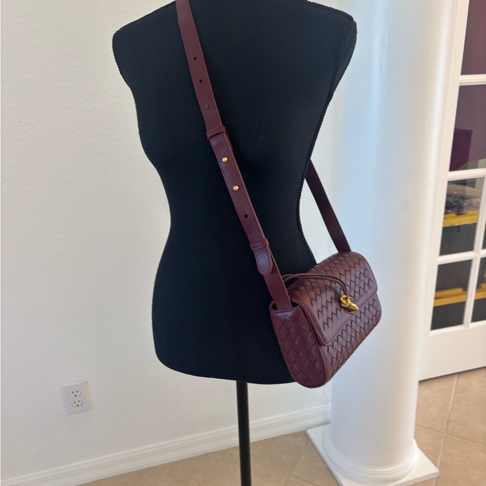 Elegant Burgundy Woven Vegan Crossbody Bag Or Clutch Burgundy With Gold Hardware - Picture 2 of 9